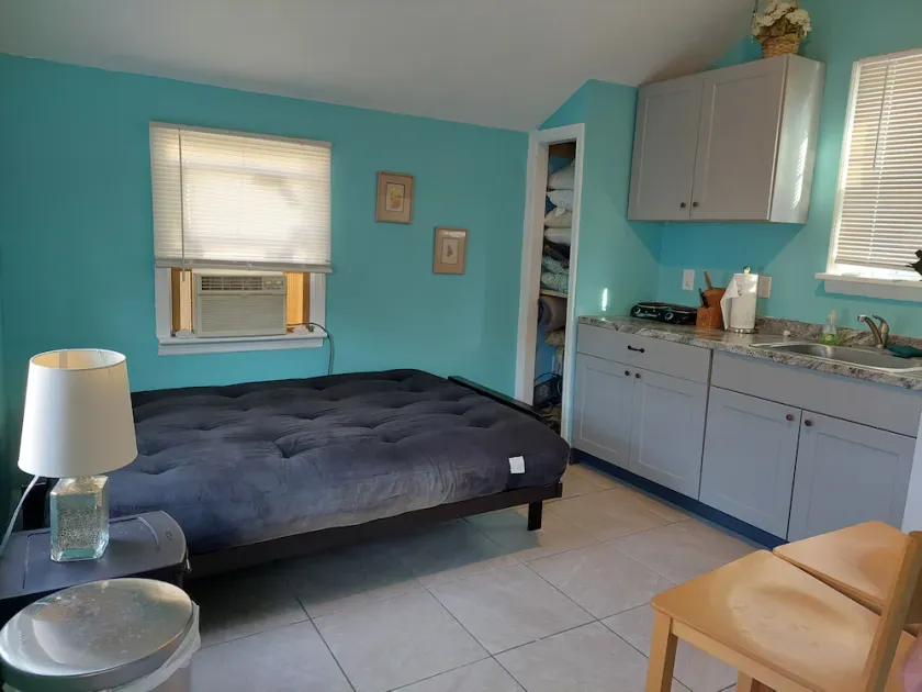 Newly renovated studio bungalow six minutes walking distance from the DE Bay - Image 1