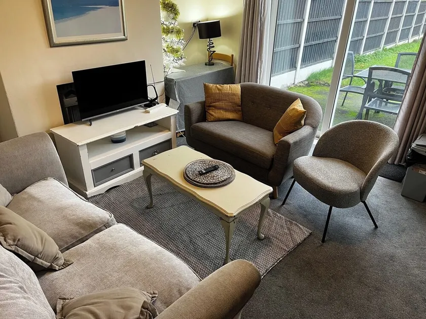 5 Bed House - Sleeps 9 - Parking - Wifi - Image 1