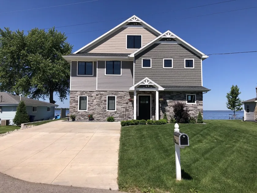 Large Lake House - 4 Bedroom - EAA Oshkosh - Image 1