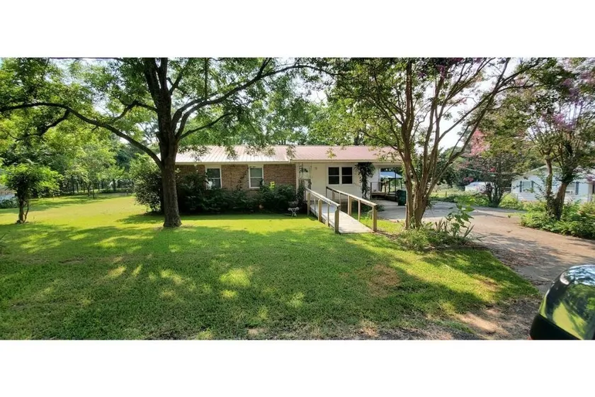 Cozy 3 bedroom 2 bath residential home with patio - Image 1