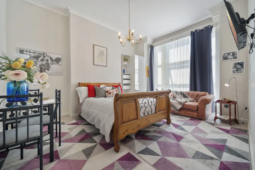 Elegant Modern Studio in the Heart of Ealing - Image 1
