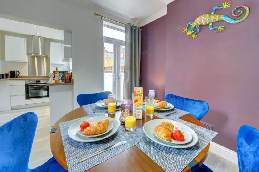 Cosy 2 bedroom detached house - Image 1