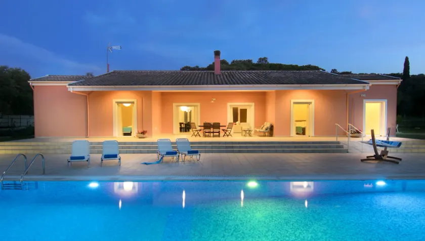 Villa paisible de 9 personnes avec piscine extra-large, à seulement 1 min à pied de la plage - Image 1