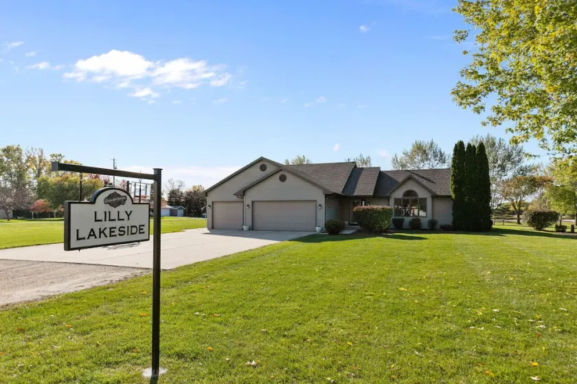 Lilly Lakeside Tri-Level Escape Near Lake Winnebago - Image 1
