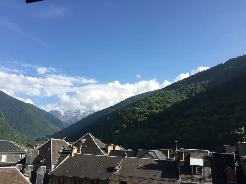 Quiet 2-bedroom apartment in the center of Bagneres-de-Luchon with a balcony and garage - Image 1