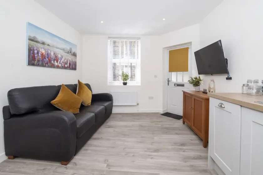 Livingstone Street Apartment 2 - sleeps 4 guests  in 1 bedroom - Image 1