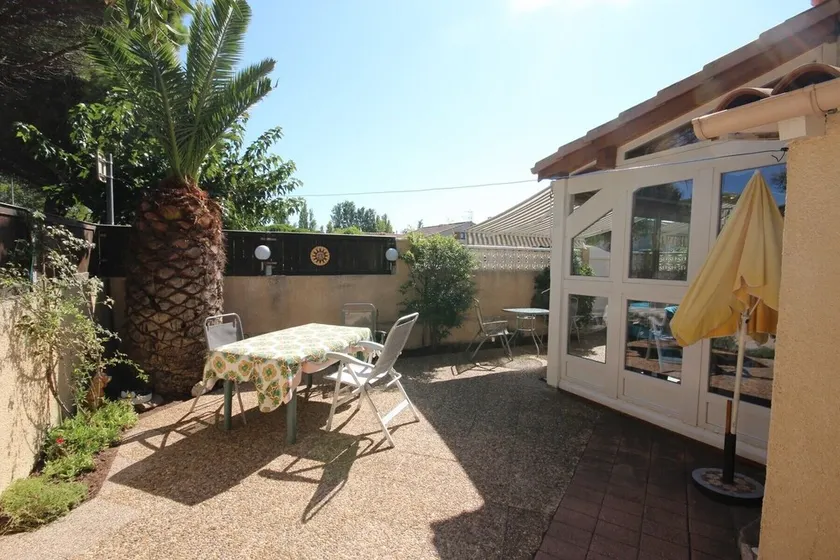 Beautiful air-conditioned corner villa, sleeps 5, in a secure residence with swimming pool, 400... - Image 1