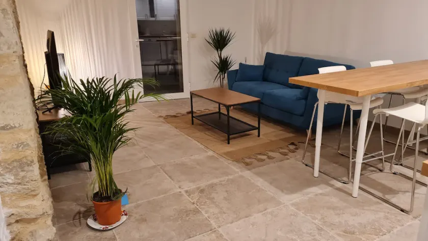 New rental in the heart of the village near Avignon - Image 1