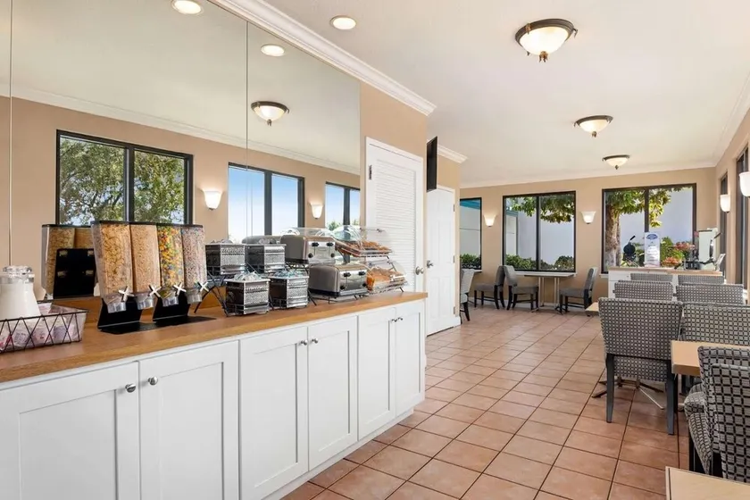 Soho Inn & Suites - Image 1