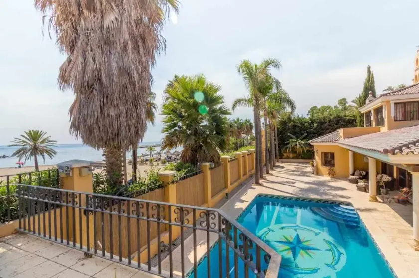 Banús Sand House Super Villa in Puerto Banús facing the sea - Image 1