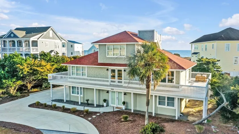 2 Tides: Spacious oceanview home in Oak Island, perfect for 13 guests! - Image 1