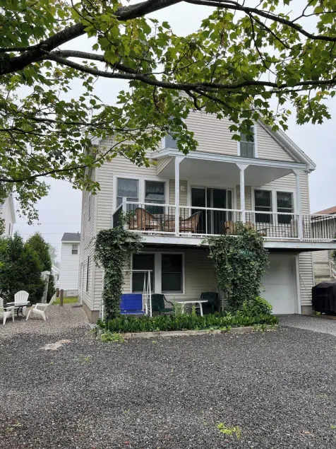 Vacation home in between two sandy beaches with ample room throughout - Image 1