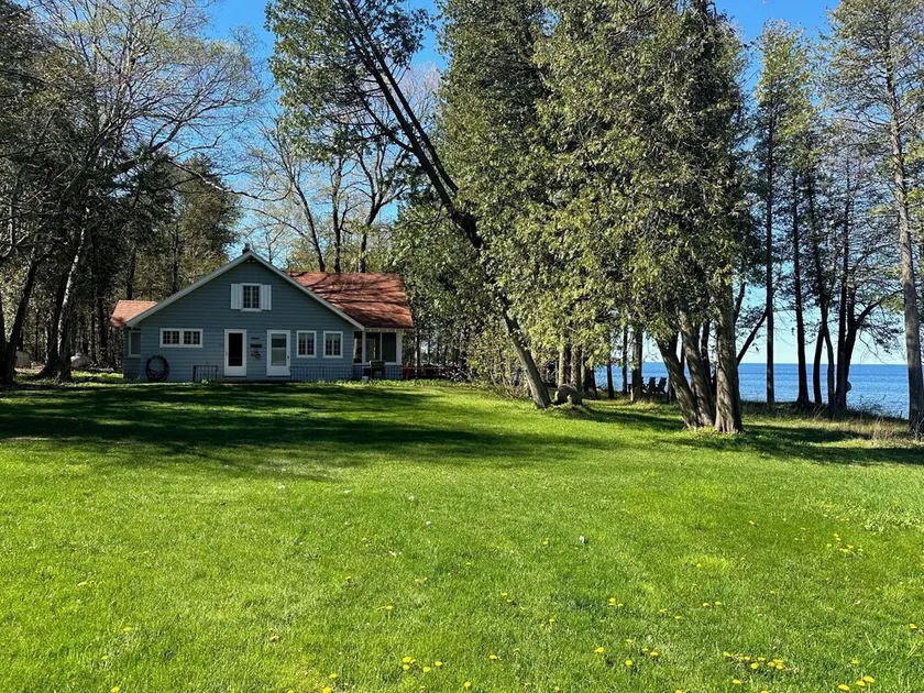 Fall Festivals! Classic true waterfront! private,sleeps up 12, dog friendly - Image 1