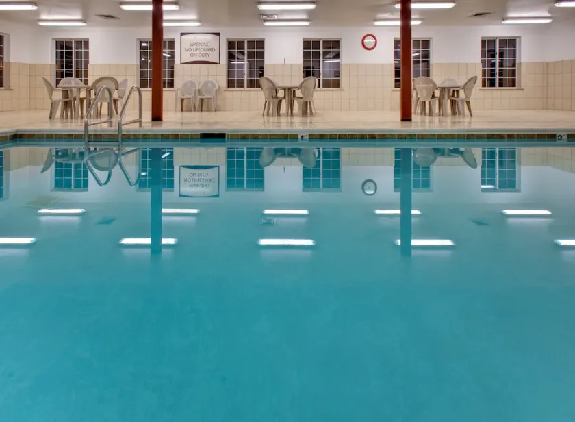King Suite. Pool & Breakfast. Midway Museum! - Image 1