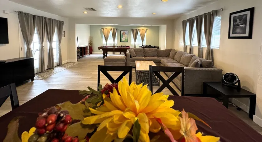 2250 sqft Geräumige 4Bd / ​​3BTh Haus, 20 Minuten zu Disneyland, Fireworks Blick! - Image 1
