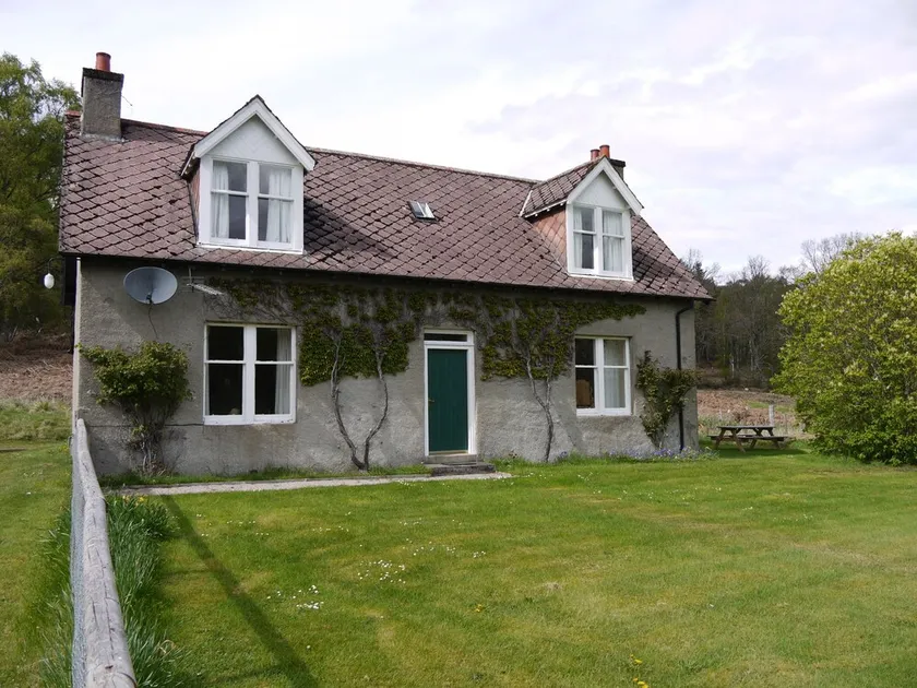 Wisdomhowe er et traditionelt sommerhus omgivet af en bjergskov. - Image 1