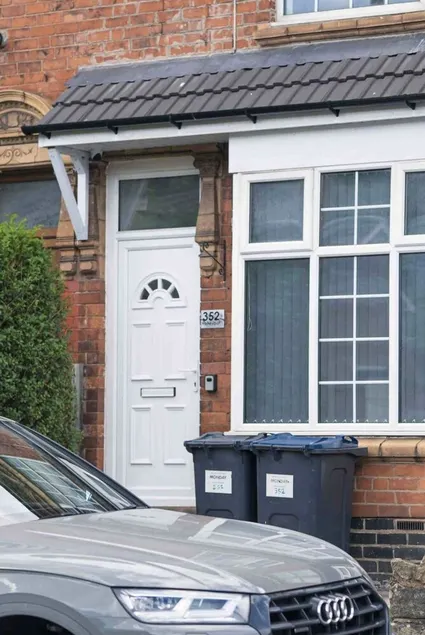 Spacious 4 Bedroom House close to Birmingham City Center - Image 1