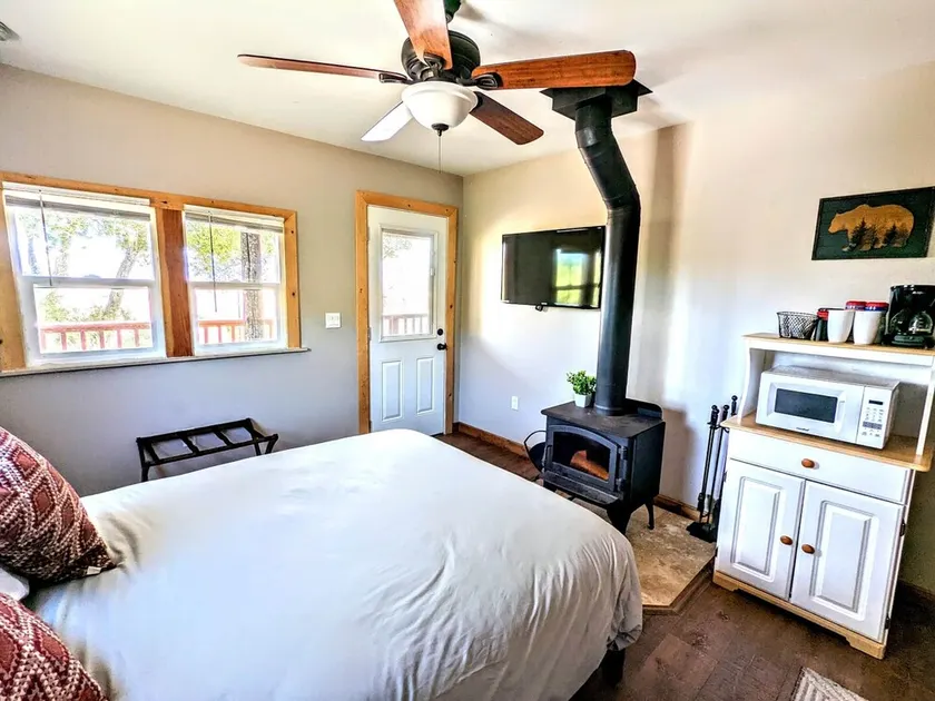 #3 Howling Wolf's Lair - Cabin W/Fireplace & Views - Image 1