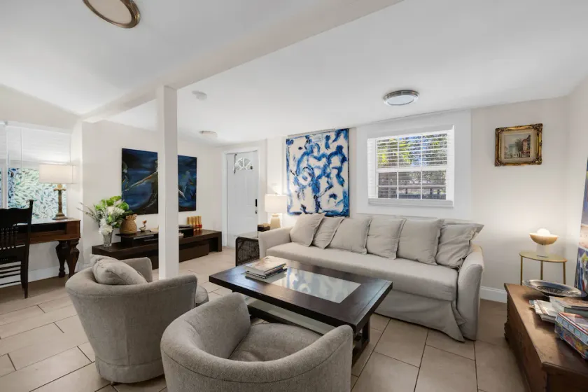 Private Rooms at Miami Centrally Located with free Parking - Image 1