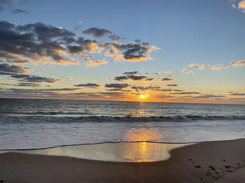 Act fast: April–June specials, private beach, updated pool, cozy A1A retreat - Image 1