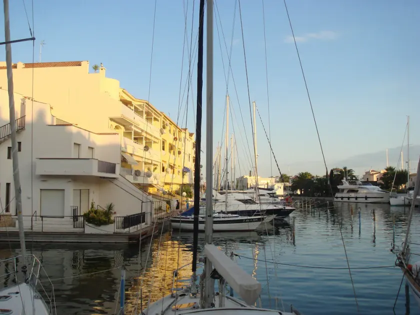 Apartment on canal in EMPURIA BRAVA - large terrace -10 minutes from the beach - Image 1