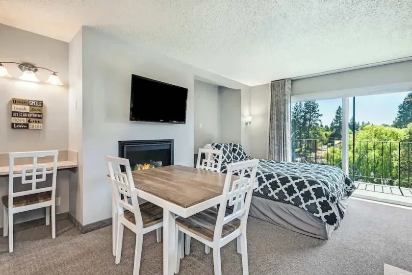 Downtown Condo with Riverview & Balcony - Image 1