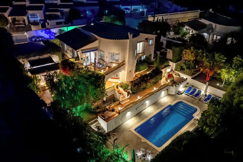 VILLA SERENE, Moraira 4 ensuite bedrooms, walking distance to shops, restaurants - Image 1