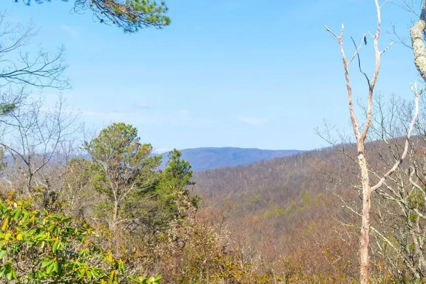 3 Ridges Vista. Stunning mountain views, renovated home, 2 mins to ski slopes - Image 1