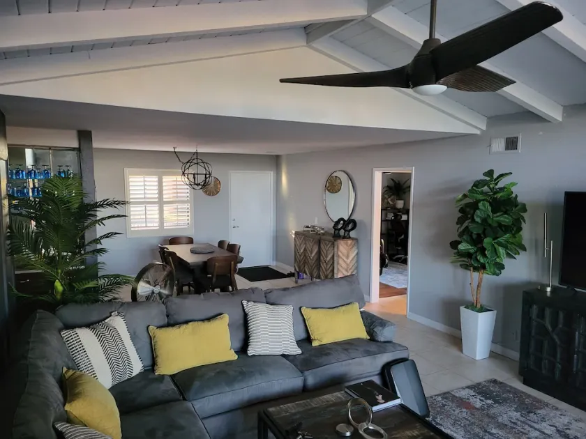Unique large desert(+) rental opportunity - Image 1