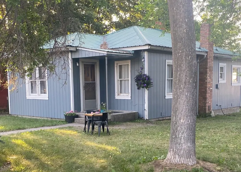 Quaint cottage in town - Image 1