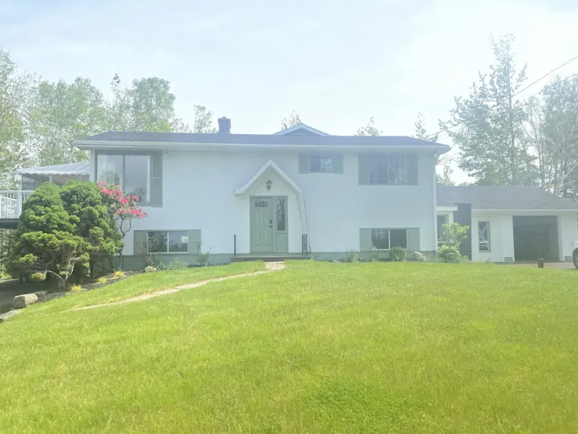 Very private home on three acres, 5 minute walk to beautiful sandy beach. - Image 1