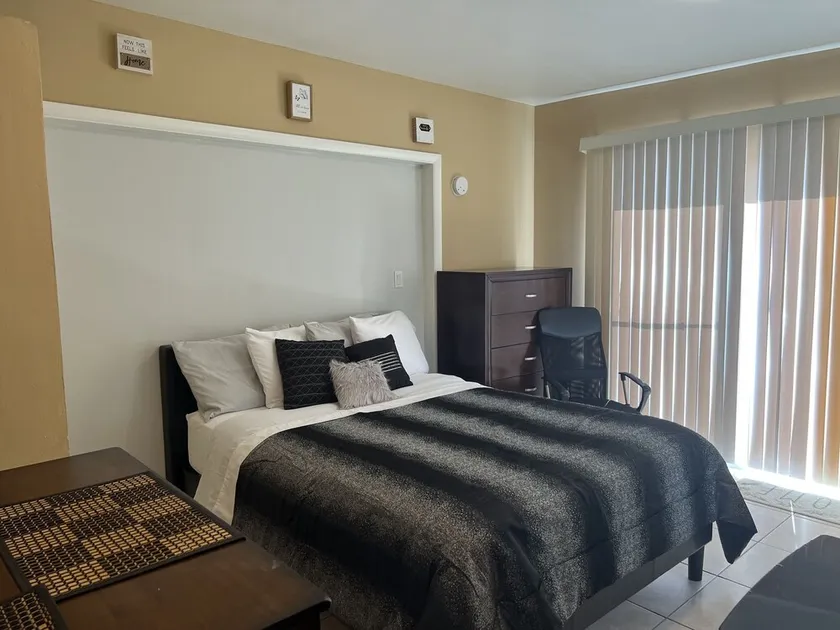 Gorgeous Private entrance with a private room and bathroom - Image 1