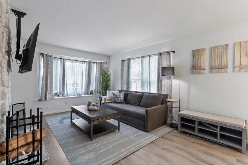 MKE River 3-LVL Townhouse 3BR+1.5BA with Parking for 2 Vehicles - Image 1