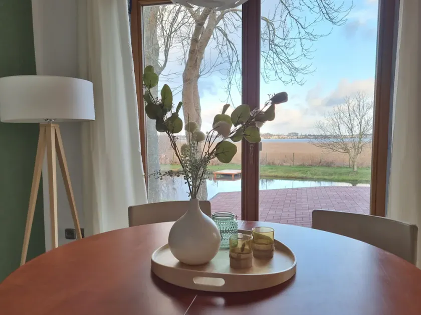 Apartment with lake view - Image 1