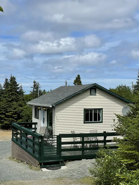 Hilltop Cottage steps from East Coast Trail, fishing & whale watching - Image 1