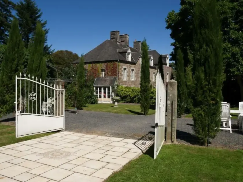 Fransk slott beliggende i den lille landsby i Hambye i Manche - Image 1