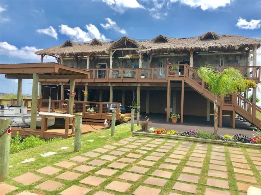 House on the bay. Fishing, crabbing, boating, kayaking close to Galveston. - Image 1