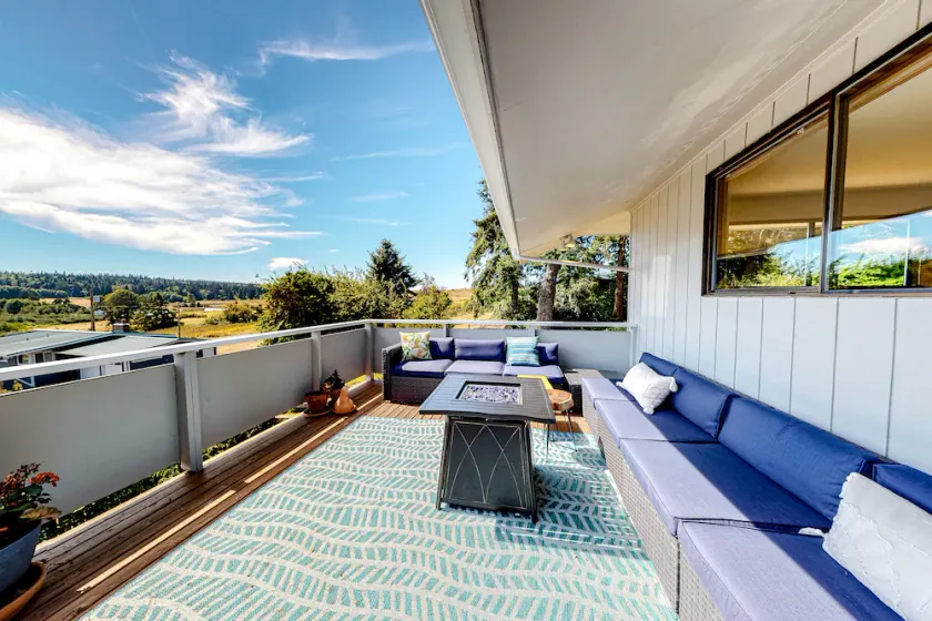 Dog-friendly home with sound view, fireplace, pizza oven & hot tub - Image 1