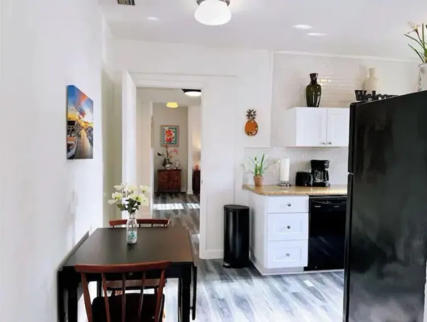 Beautiful 1 bedroom/free parking/pet friendly126A - Image 1