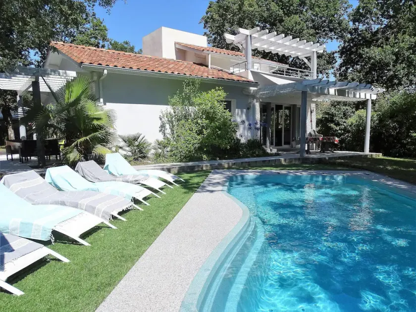 Moderne hus med pool tæt på stranden - Image 1