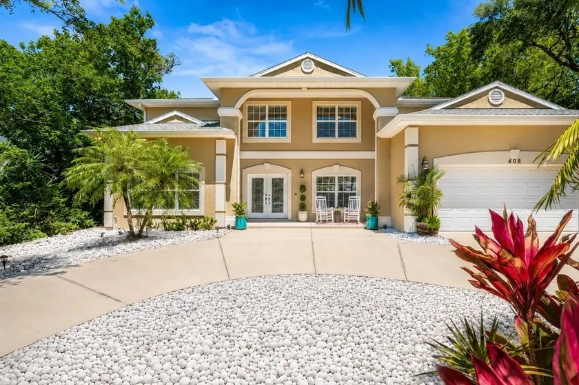 7BD 6BA, Pool&Spa, Walk to Beach, PutPut, Dream Backyard, 10 min. to Downtown! - Image 1