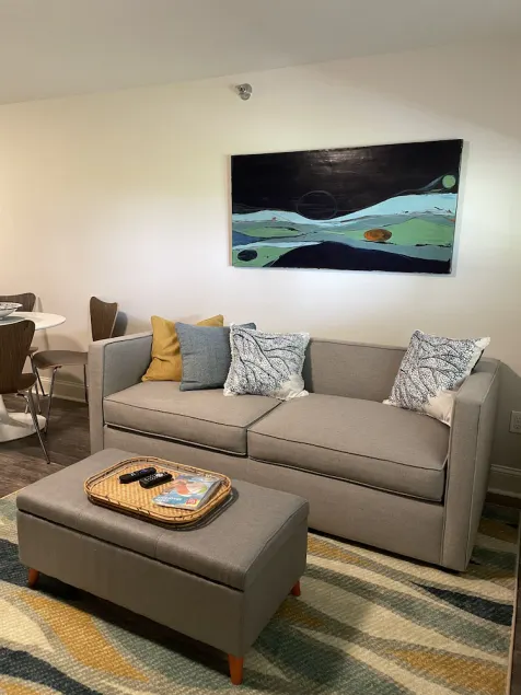 Brand New! Studio B: Sleeps 4, Walk to beach/town, seasonal pools, kitchenette  - Image 1