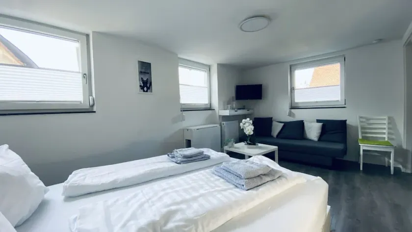 Room 5 with shower and shared kitchen - Image 1