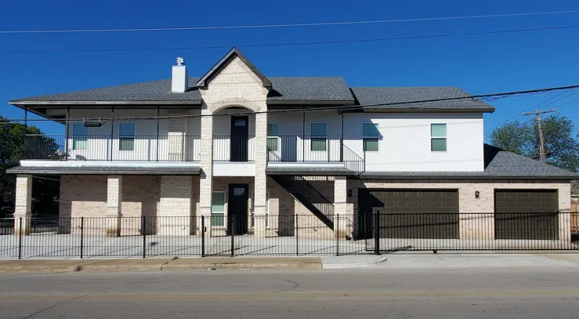 Amazing Spacious House in Ideal Location - Perfect for Large Groups! - Image 1