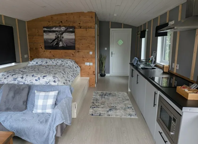 Tranquil Cabin Retreat- Sleeps 2, Parking - Image 1