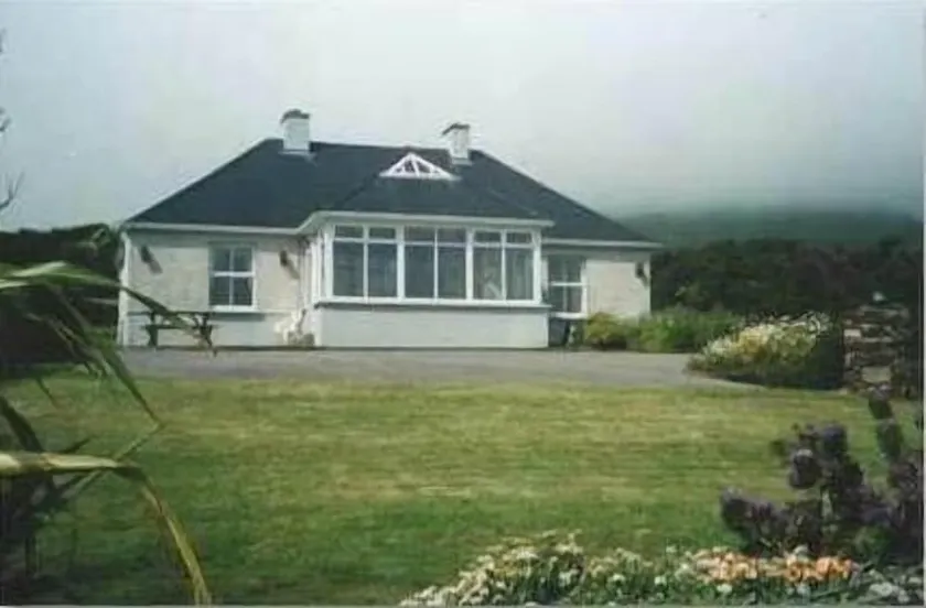 Holiday cottage with large private garden - Image 1