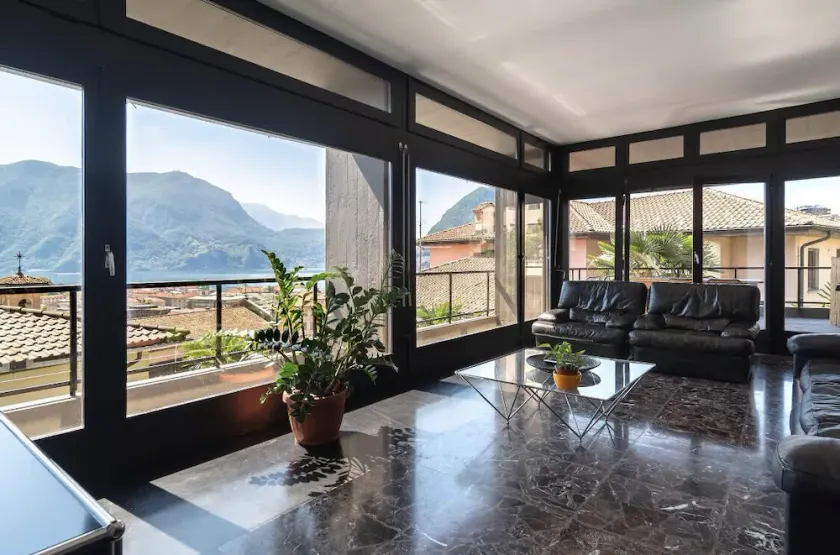 erstaunliche Design-Wohnung mit Balkon auf den See mit privaten Garage mit Blick auf - Image 1