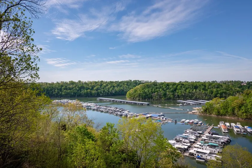 Million Dollar View!  Large Lakehouse Over-Looking Lee's Ford Marina - Image 1