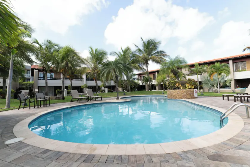 Eagle Beach walking distance Town house - Image 1
