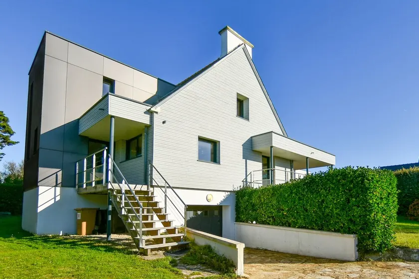 Recently refurbished villa with sea views, closed garden and 80 m from beach. - Image 1